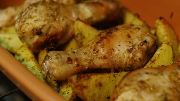 여자는 오븐에서 감자와 닭을 준비합니다. 4 k — 비디오