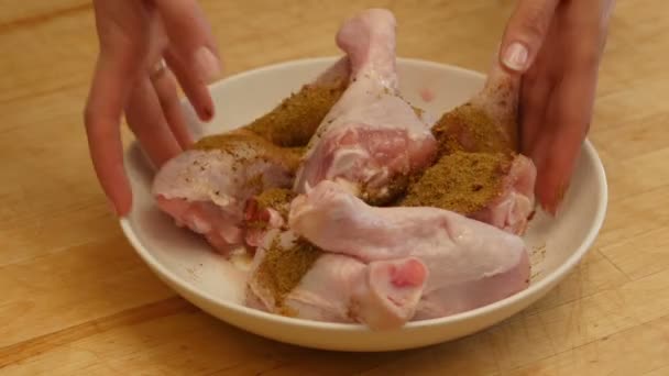 Una mujer prepara un pollo con patatas en el horno. 4k — Vídeos de Stock