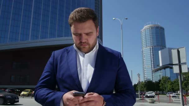 ブルーのスーツのビジネスマン達は、路上で電話番号をダイヤルします。4 k — ストック動画