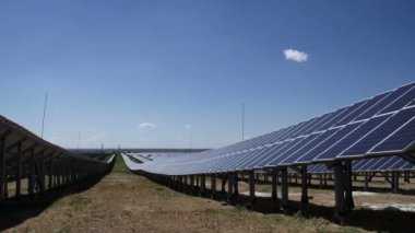 Güneş enerjisi santrali. güneş panelleri
