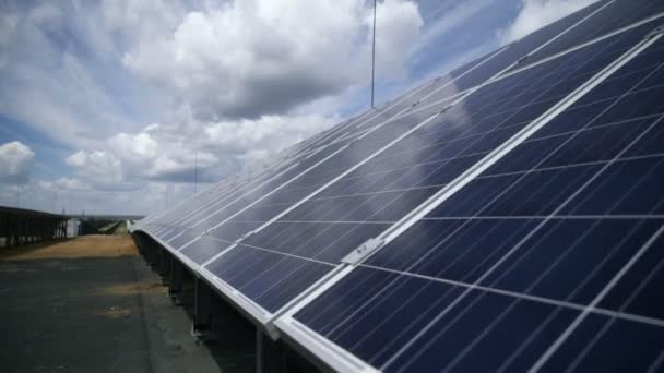 Солнечная электростанция. солнечные панели — стоковое видео
