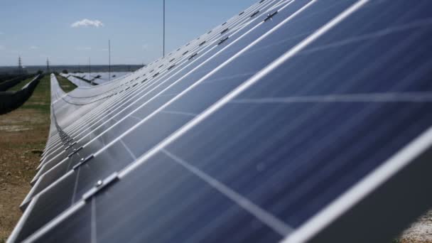 Güneş enerjisi santrali. güneş panelleri — Stok video