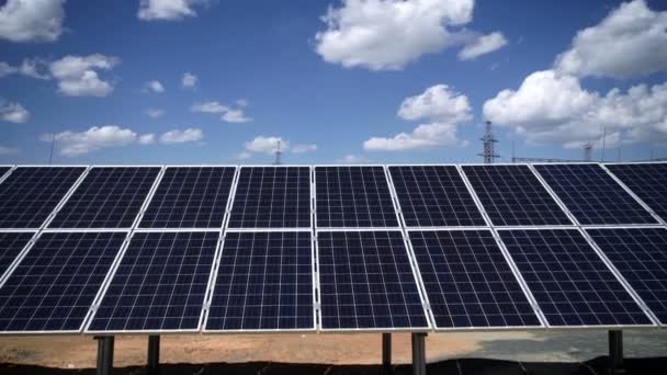 Ηλιακή μονάδα παραγωγής ενέργειας. ηλιακούς συλλέκτες — Αρχείο Βίντεο