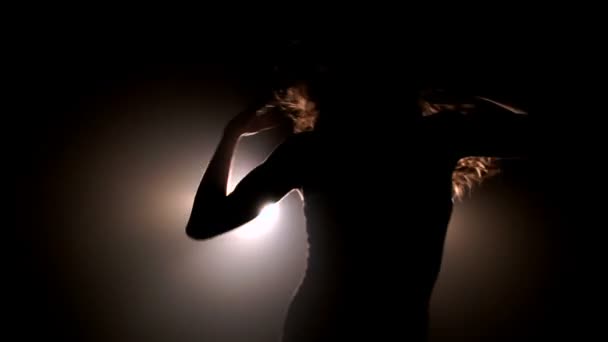 Танцююча дівчина в нічному клубі — стокове відео