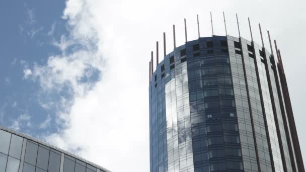 Edificio de oficinas en la parte superior — Vídeos de Stock