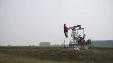 Tarladaki petrol platformu