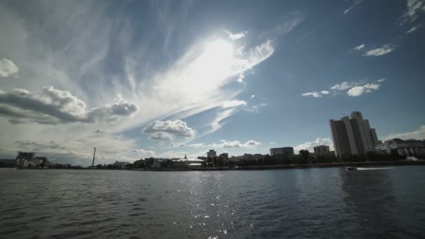 Barco a motor en el fondo de la ciudad — Vídeo de stock