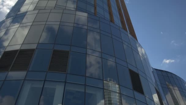 Edificio de oficinas moderno — Vídeos de Stock