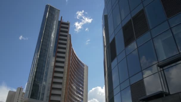 Twee hoge kantoorgebouwen — Stockvideo