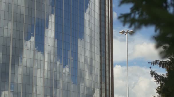 Edificio de oficinas moderno — Vídeo de stock