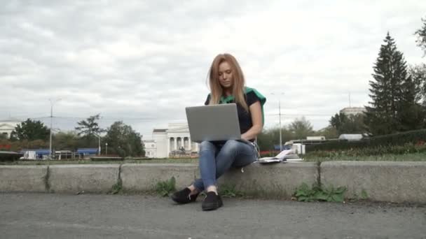 Een student werkt op een computer — Stockvideo