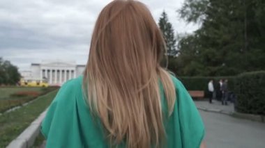 Kız caddede gidiyor