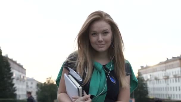 Meisje met dagboek gaat naar school — Stockvideo