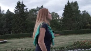 Kız parkta yürüyor