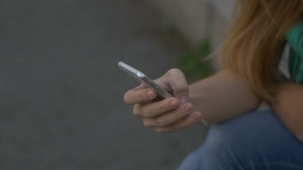 La fille regarde le téléphone — Video