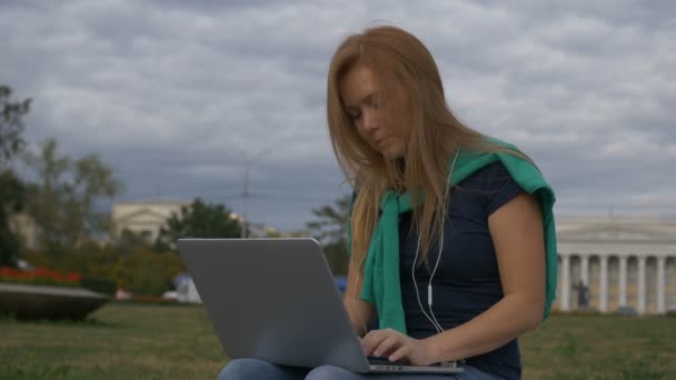 Estudiante hablando en Internet en un portátil — Vídeo de stock