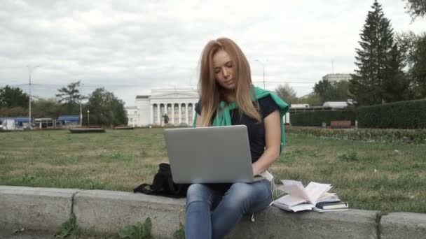 Um estudante trabalha em um computador — Vídeo de Stock