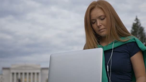 Estudiante escribiendo en el ordenador portátil — Vídeos de Stock