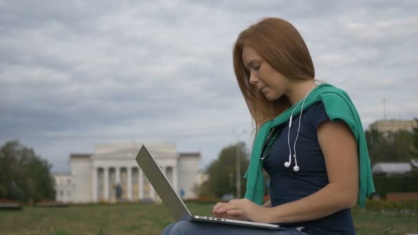 Studente seduto in un computer portatile vicino all'Università — Video Stock