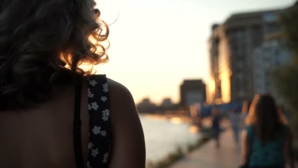 Menina caminha ao pôr do sol na cidade — Vídeo de Stock