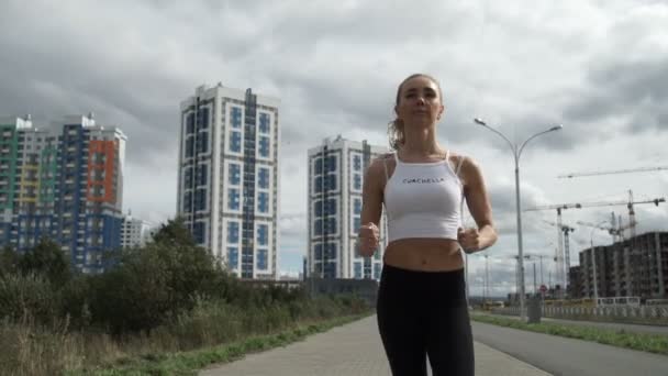 Menina faz corrida à noite — Vídeo de Stock