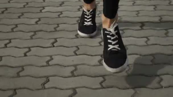 Zapatillas deportivas mientras se ejecuta — Vídeo de stock