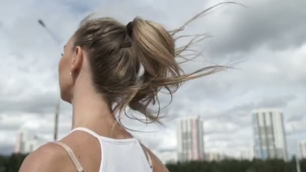 Дівчина біжить по проспекту — стокове відео