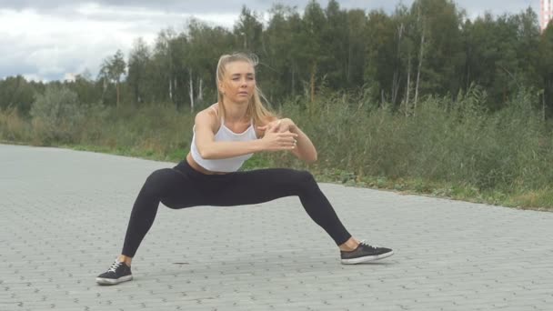 Ung idrottare kvinna gör övningar — Stockvideo