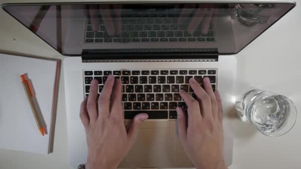 Tapez les mains sur le clavier de l'ordinateur — Video