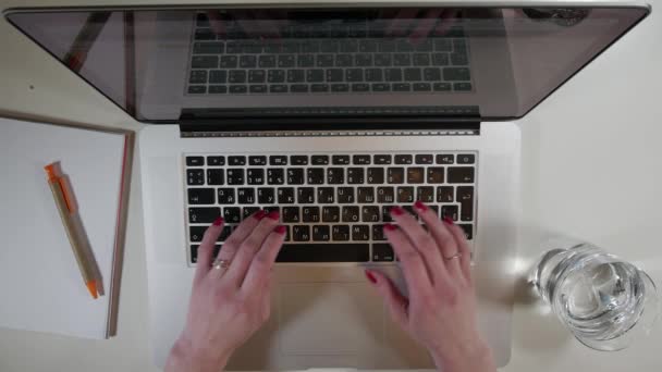 Handen op toetsenbord van de computer te typen — Stockvideo