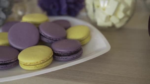 Красочные печенье на тарелке на столе — стоковое видео