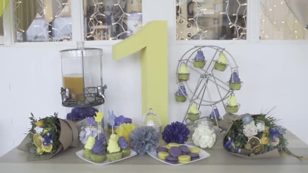 Table de vacances avec friandises et beau bouquet — Video