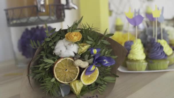 Tavolo da vacanza con dolcetti e bellissimo bouquet — Video Stock