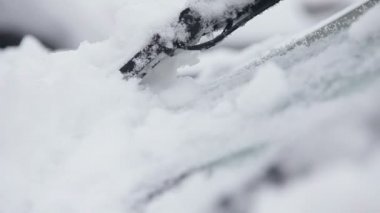 araçların ön cam silecekleri uzakta fırçalama kar