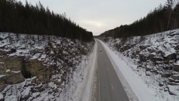Auto rijdt over de weg op winterdag. Luchtfoto — Stockvideo