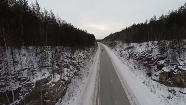 Paseos en coche por carretera en el día de invierno. Vista aérea — Vídeos de Stock