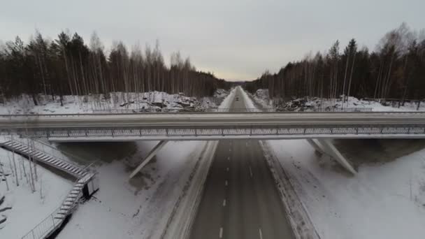 Samochód jeździ po drogach w zimowy dzień. Widok z lotu ptaka — Wideo stockowe