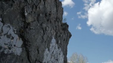 Kaymak dolly hareket yukarı ve geri boyunca bir kaya oluşumu