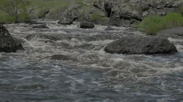 De rivier Oeral met snelle stroming — Stockvideo