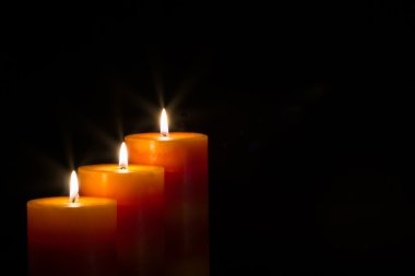 Siyah arkaplanı olan mumlar