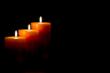 Siyah arkaplanı olan mumlar