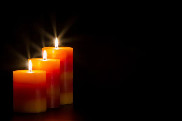Kerzen mit schwarzem Hintergrund — Stockfoto