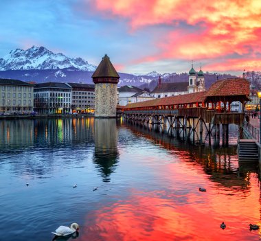 Lucerne, İsviçre'nin eski kenti üzerinde dramatik gün batımı