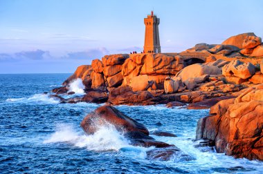 Cote de Granite Rose üzerinde Ploumanach Deniz Feneri, Brittany, Fran