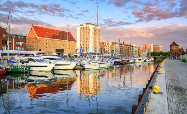 Yacht di kota tua pelabuhan Gdansk, Polandia — Stok Foto
