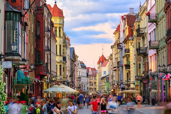 Calle peatonal abarrotada en la ciudad europea Torun, Polonia — Foto de Stock