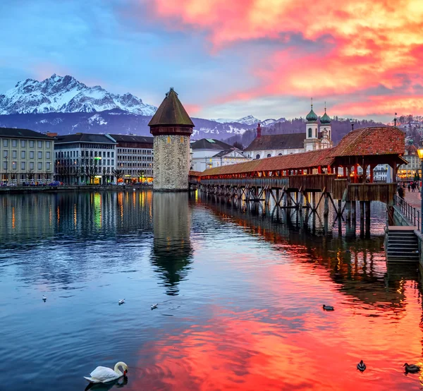 Atardecer dramático sobre el casco antiguo de Lucerna, Suiza — Foto de Stock