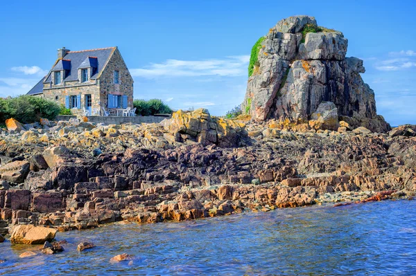 Rumah batu breton tradisional dan batu, Brittany, Perancis — Stok Foto