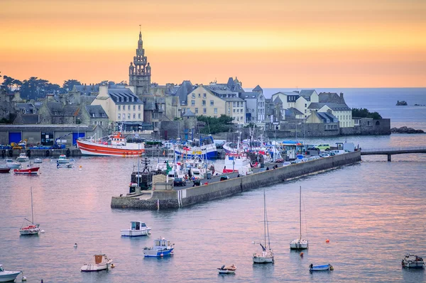 Pôr do sol sobre o porto de Roscoff, Bretanha, França — Fotografia de Stock