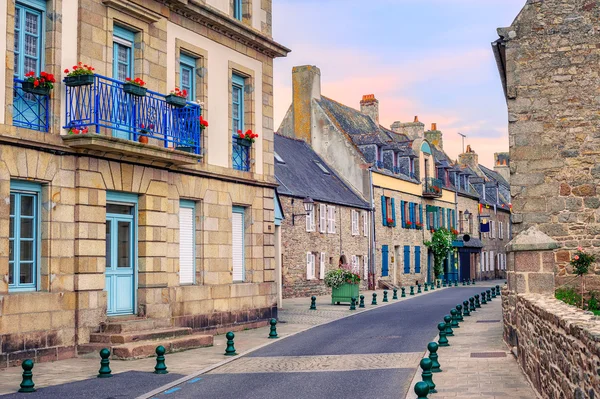 Casas de piedra en una calle de Roscoff, Bretaña, Francia — Foto de Stock